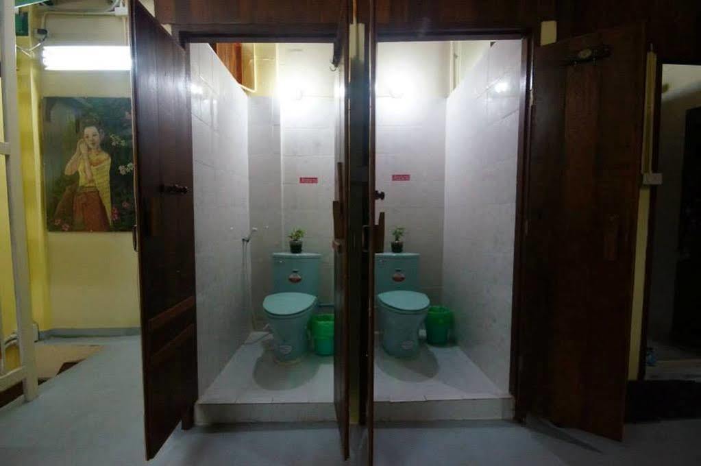 Baan Bovorn Hostel Bangkok Bagian luar foto