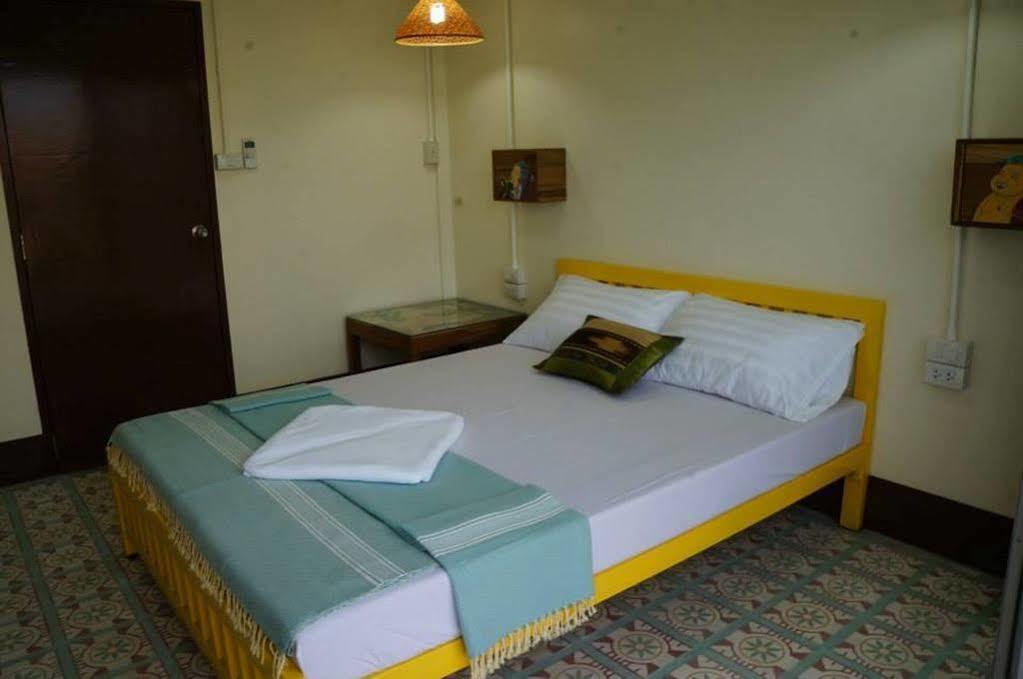 Baan Bovorn Hostel Bangkok Bagian luar foto